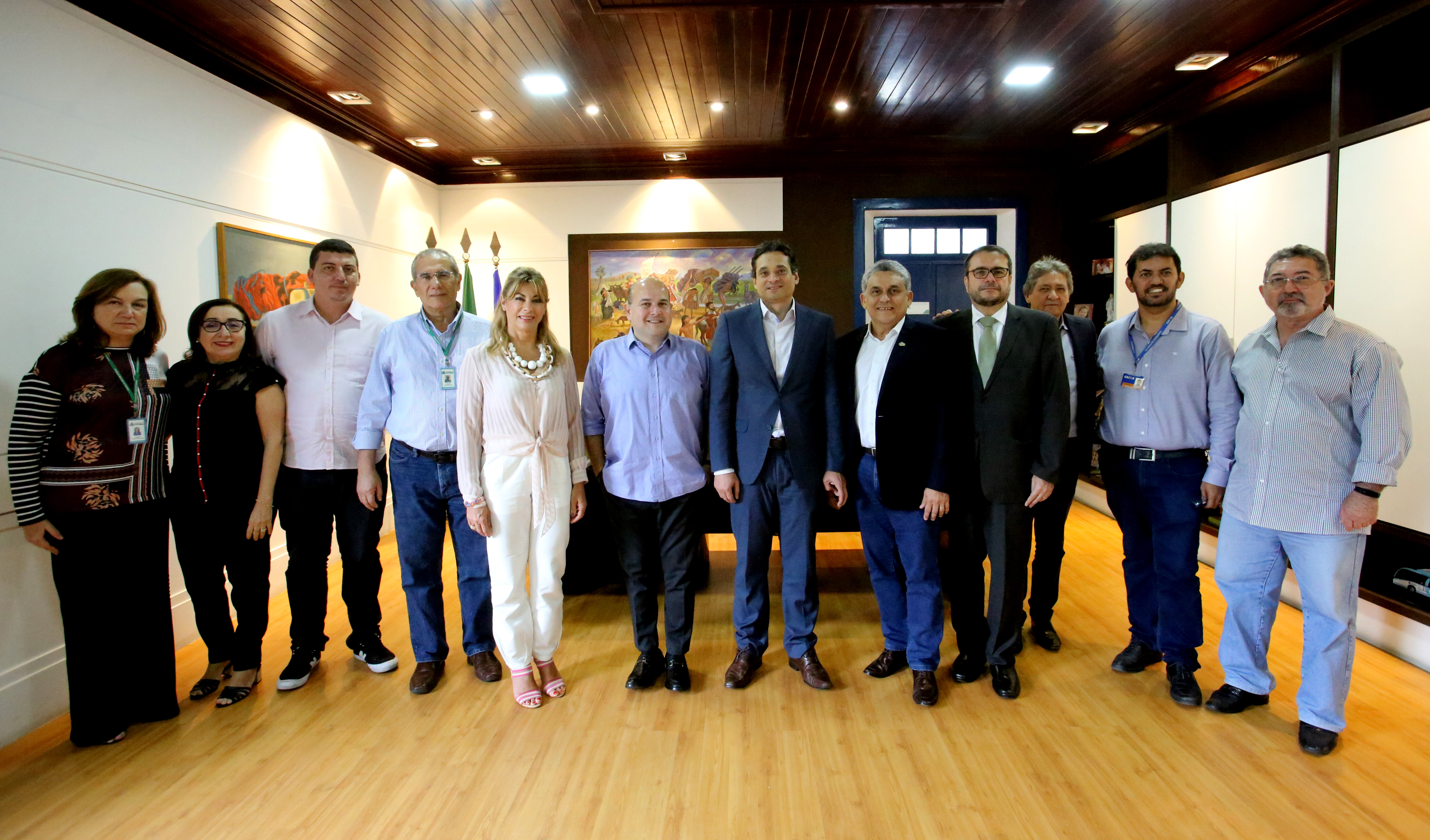 várias pessoas em pé, posando para a foto